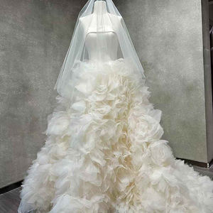 Vestido de Novia Moderno NT64 con Cuello Barco, Encaje, Apliques de Cristal y Flores 3D - Product Image 5