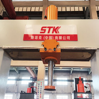 Presse hydraulique à portique personnalisée de 63 tonnes, utilisée pour le formage de matériaux composites et le emboutissage profond de tôles.