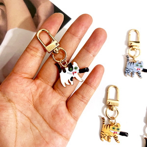 Bán buôn dao cầm sát thủ mèo tag Keychain hợp thời trang và mát mẻ cá tính phim hoạt hình hợp kim dầu nhỏ giọt Mặt dây chuyền nhỏ - Product Image 5