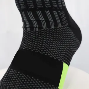 Personnalisé bas quantité minimale de commande en gros de haute qualité sport athlétique hommes nouveau design séchage rapide compression chaussettes de course