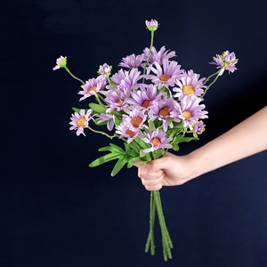Petite fleur décorative <span class=keywords><strong>de</strong></span> <span class=keywords><strong>printemps</strong></span> fleur <span class=keywords><strong>de</strong></span> marguerite artificielle fleur <span class=keywords><strong>de</strong></span> chrysanthème pour la maison décorations florales - Product Image 3