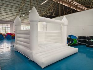 Château gonflable en PVC blanc pour adultes et enfants, idéal pour les fêtes en plein air - Product Image 6