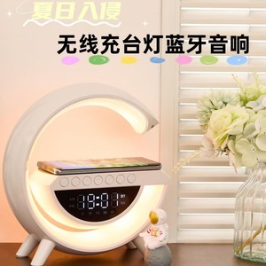 Mini Altavoz Bluetooth con Carga Inalámbrica, Reloj Despertador con Luz Ambiental, Lámpara Nocturna Multifuncional para Dormitorio - Product Image 2