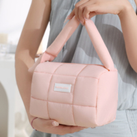 Trousse de Maquillage Matelassée Légère à Fermeture Éclair avec Logo Personnalisé, Sac Cosmétique en Nylon Matelassé en Coton Gonflé de Voyage avec Poignée Ronde