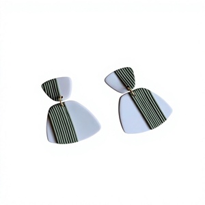 Nouvelles Boucles d'Oreilles Créoles Classiques pour Femme en Résine Acrylique, Tendance et Élégantes, Bijoux Statement Noirs et Blancs, Boucles d'Oreilles Pendantes à la Mode pour Femme - Product Image 4