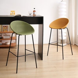 Taburete de <span class=keywords><strong>Bar</strong></span> Moderno Nórdico Minimalista de Plástico Perforado con Patas Metálicas, Taburete de Barra para Isla de Cocina, <span class=keywords><strong>Bar</strong></span> en Casa - Product Image 1