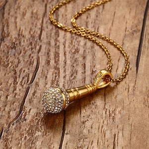 Collar con Colgante de Zirconia Chapado en Oro y Acero Inoxidable con Cadena de Eslabones en Forma de Micrófono, Diseño Moderno para Hombre - Product Image 1