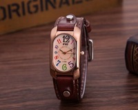 Montres-bracelets à quartz numériques colorées rectangulaires de 30 mm en cuir rétro personnalisées avec logo sur mesure