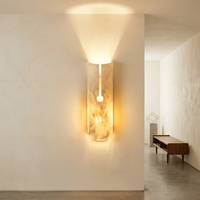 Applique murale LED minimaliste en cuivre à double plaque d'albâtre avec bord supérieur incurvé et panneaux en marbre givré pour résidences de luxe