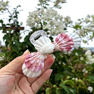 Pinza para el Cabello con Conchas Marinas, Adorno Natural de Conchas de Playa, Hecho por Proveedor Vietnamita para Tiendas de Moda y Regalos - Product Image 1