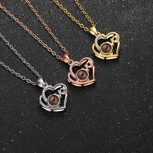Colliers de projection d'images personnalisés pour femmes, pendentifs tendance « Je t'aime » en 100 langues, bijoux en laiton avec chaîne à maillons - Product Image 1