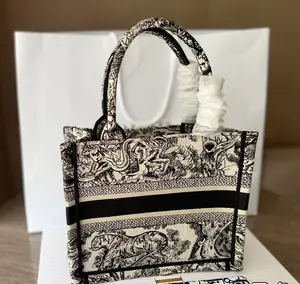 उच्च गुणवत्ता के लिए प्रसिद्ध ब्रांड हैंडबैग पुस्तक ढोना लेडी पर्स कैनवास शॉपिंग बैग के लिए फैशनेबल कढ़ाई लक्जरी हैंडबैग महिलाओं