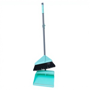 Juego de Escoba y <span class=keywords><strong>Recogedor</strong></span> Triangular Resistente y Moderno - Cerdas Suaves, Ecológico, Resistente al Viento, para Limpieza Profunda en Interiores/Exteriores - Product Image 1