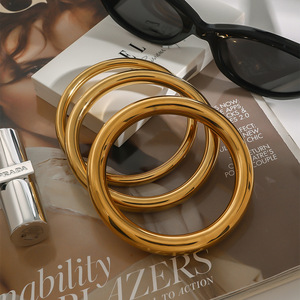 Pulsera Sencilla de Círculo Dorado en Acero Inoxidable 18K, Joyería Unisex para Uso Diario - Product Image 4