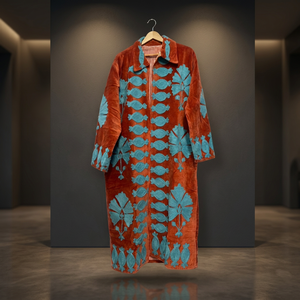 Manteau long en velours orange rouille fait main sur mesure avec broderie appliquée motif grenade bleu turquoise – Vente en gros - Product Image 6
