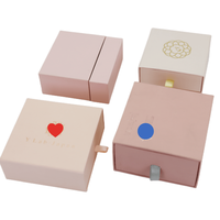 Petite boîte à bijoux en velours rose avec fermeture magnétique, design coulissant, finition laminée mate, recyclable