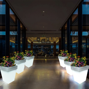 Grand <span class=keywords><strong>pot</strong></span> <span class=keywords><strong>de</strong></span> <span class=keywords><strong>fleurs</strong></span> d'extérieur en plastique à LED avec vase <span class=keywords><strong>lumineux</strong></span> pour plantes Pots <span class=keywords><strong>de</strong></span> <span class=keywords><strong>fleurs</strong></span> et jardinières au sol modernes - Product Image 2