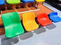 2025 usine de haute qualité meilleur prix siège de stade de gymnastique chaude chaise d'extérieur chaise de rangée en plastique