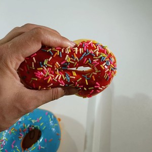 Jouet en PU souple en forme de beignet, à récupération lente, double usage (aimant de réfrigérateur et petit pendentif), décoration pour enfants, vente en gros - Product Image 5