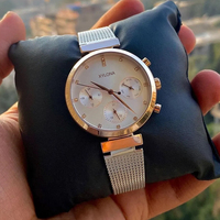 Montre pour femme avec bracelet en maille argentée, index des heures en cristal et affichage à trois aiguilles sur un cadran multifonctionnel
