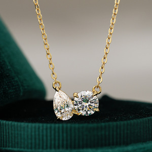 Collier pendentif en moissanite à deux pierres, argent sterling 925 avec chaîne plaquée or, collier solitaire rond à taille poire pour femme - Product Image 3