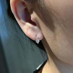 Boucles d'oreilles clous exclusives plaquées or, taille brillant rond, en argent sterling 925 et or massif 14 carats, bijoux haut de gamme pour femme, cadeau idéal pour les fêtes - Product Image 3
