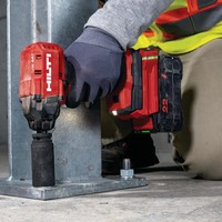 Perceuse sans fil SIW 4AT-22 avec moteur à brosse, vitesse variable réversible, mandrin 1/2 pouce, couple maximal de 10 Nm, usage industriel, batterie 2,5 Ah