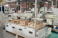 Centre d'usinage CNC à portique 3 axes haute précision pour la découpe et le perçage de l'assise et du dossier de chaise de bureau courbés