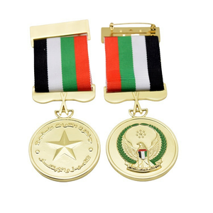 Médaille commémorative saoudienne en or 3D avec motif de palmier et d'épées croisées, illustrant les éléments culturels régionaux - Product Image 2