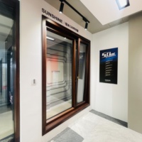 Fenêtres à battant en bois revêtues d'aluminium de haute qualité Ensemble de portes en verre pliantes verticales de style américain Design moderne pour l'extérieur