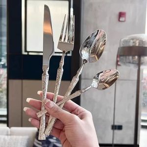 Ensemble de couverts en acier inoxydable, motif martelé, finition miroir poli, style européen, pour restaurant occidental, comprenant couteau à steak, fourchette et cuillère. - Product Image 1