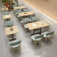 Mobilier de café, design incurvé vert, banquettes, canapé avec tables à manger carrées et chaises à cadre en bois, ensemble de restaurant