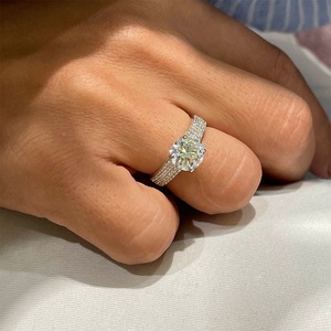 Anillo de Moissanita Pavé de 2ct, Redondo y de Triple Hilera, Plata de Ley 925, Chapado en Oro de 18k, Anillos Finos, Joyería de Moissanita D VVS1 para <span class=keywords><strong>Mujer</strong></span> - Product Image 2