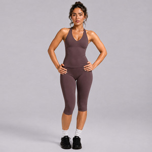 Ensemble de sport personnalisé pour femme : Crop top dos nu col halter, débardeur respirant ajusté et legging capri push-up pour fitness et yoga - Product Image 2