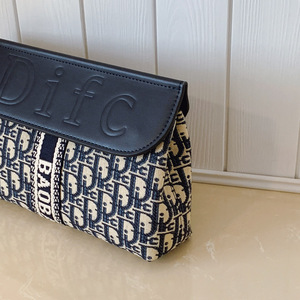 Sac messager carré tendance pour femmes, modèle 2025. Fabriqué en matériau PU de haute qualité. - Product Image 4
