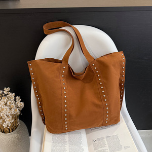 Bolsa Tote Feminina Grande Capacidade em Couro PU Fosco com Rebites e Estampa de Logo, Impermeável, Estilo Joker, Bolsa Saco Fosca, Bolsa de Ombro Fashion - Product Image 4