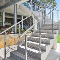 Colonne de garde-corps moderne en câble d'acier inoxydable pour balcon et escalier, options personnalisables pour l'intérieur