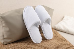 Pantuflas Desechables de Felpa Coral para Hotel, con Suela Gruesa Antideslizante, Logotipo Impreso, Venta al por Mayor para Salones de Belleza Liyade - Product Image 1