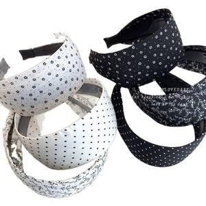 طوق شعر للحفلات بنقشة مموجة بيضاء سوداء عريض الشعر منقط صغير على شكل فلورا دبوس شعر بالشامبو عالي الجودة - Product Image 5