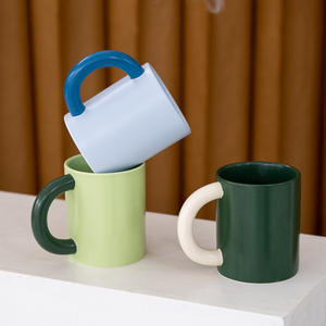 Taza de Cerámica de Estilo Nórdico Hecha a Medida con Acabado Mate y Asa, Diseño con Bloques de Color, Perfecta para Regalo - Product Image 1