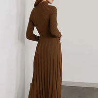 Robe pull maxi plissée marron à col roulé en maille côtelée avec logo personnalisé pour femmes – Collection Hiver