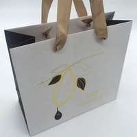 Sac en papier kraft biodégradable de haute qualité OEM, écologique, avec impression graphique dorée de luxe, logo personnalisé, sac pour vêtements