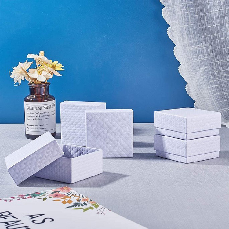 Boites de Carton Carre Ensemble de Bijoux avec epo<i></i>nge A LInterieur Blanc