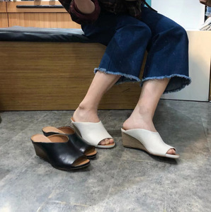 Sandalias de cuña gruesa de cuero con tacón alto antideslizantes para mujer, estilo peep-toe, colección verano 2023 - Product Image 1