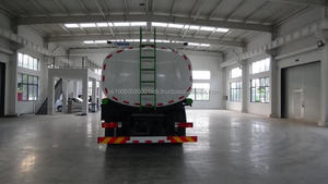 Camion-citerne HOWO 8x4 30 000L pour le transport de mazout, de diesel et d'essence - Product Image 5