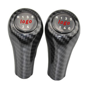 Pommeau de levier de vitesse en fibre de carbone 5 vitesses 6 vitesses ergonomique pour BMW avec logo personnalisé - Product Image 1