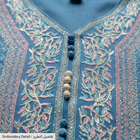 Robe élégante sur mesure, coupe ample, texturée, avec broderie florale colorée sur le devant et les poignets |   Abaya quotidienne de Dubaï, robe décontractée musulmane