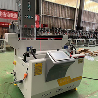 Petite taille 600 850 mm Machine de fraisage et de perçage CNC Routeur automatique avec noyau de planche sportive pour la fabrication de profilés de fenêtres en aluminium