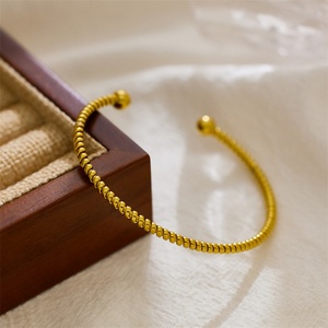 กำไลข้อมือสแตนเลสสตีลรูปตัว C แบบมินิมอล ดีไซน์เชือกคู่ ปรับขนาดได้ พร้อมปมรัก สำหรับผู้หญิง - Product Image 4