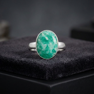 Anillo Étnico de Plata de Ley 925 Hecho a Mano con Esmeralda Natural Ovalada y Baño de Oro para Bodas y Fiestas - Product Image 2